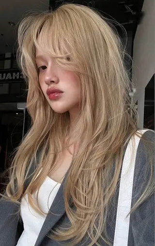 ロング 艶髪ハイトーンカラー 渋谷🎀ririkaのヘアスタイル