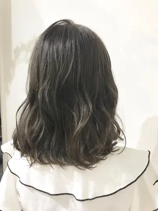 ミディアム カラー いけだ　ひかり ハイライトくびれヘアのヘアスタイル