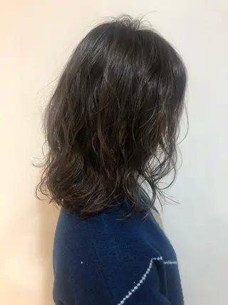 ミディアム パーマ MIOベージュカラー 柔らかいカラーのヘアスタイル
