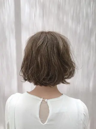 ショート Armoire所属・安藤悠里/ハイトーン /デザインカラーのヘアスタイル