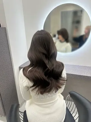 セミロング カラー 塩入ひろの、韓国ヘア 梅田/束感まつ毛のヘアスタイル