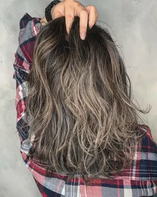 ミディアム カラー N° aria 三軒茶屋のヘアスタイル