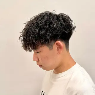 ミディアム パーマ ヘアアレンジ メンズ 顔まわりカット の達人のヘアスタイル