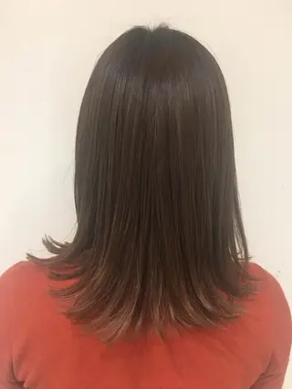 セミロング カラー ウルフカット／吉村 桃子のヘアスタイル