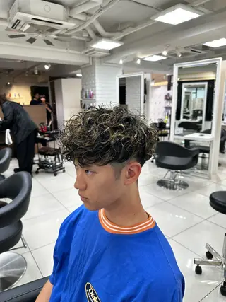 ショート カラー パーマ メンズ フェザーパーマ職人 🪶ryosukeのヘアスタイル