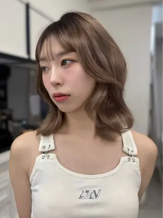 ミディアム 岡田 聖蘭のヘアスタイル