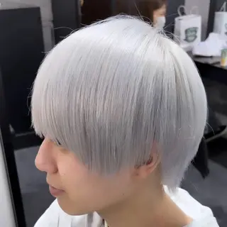 ショート ブームボックス所属・メンズハイトーン 佐藤智頼のヘアスタイル