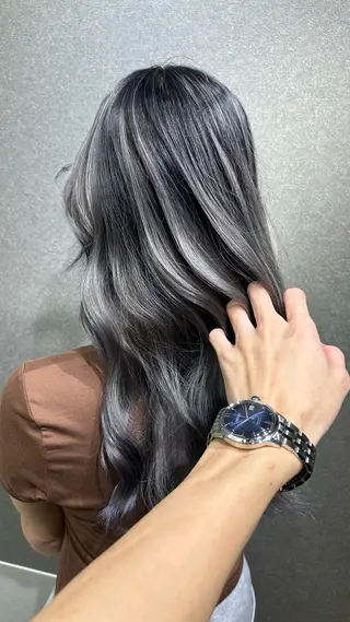 ロング カラー たつや/ハイトーン/ バレイヤージュ/寒色のヘアスタイル