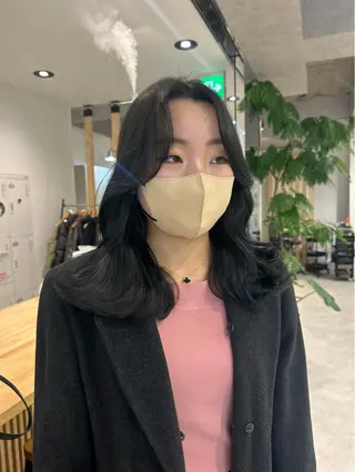 ミディアム カラー レイヤー/顔まわり カット/地毛風カラーのヘアスタイル