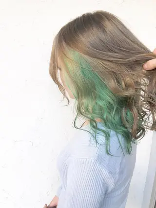 ロング シールエクステ/ ハイトーンカラーのヘアスタイル