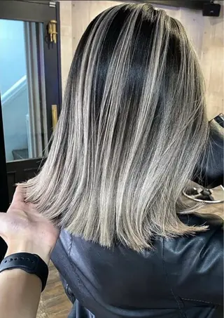 ミディアム XELVE所属・レイヤーカット特化 💜SARIのヘアスタイル