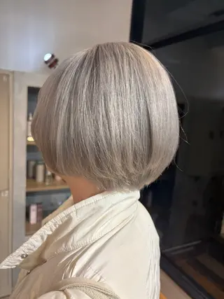 ショート ハイトーンケアカラー コト👱🏻‍♀️のヘアスタイル