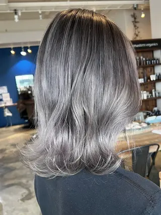 ミディアム カラー 岸下 理緒のヘアスタイル