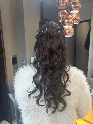 ロング 赤みなしオリーブ ハイトーン×レイヤーのヘアスタイル