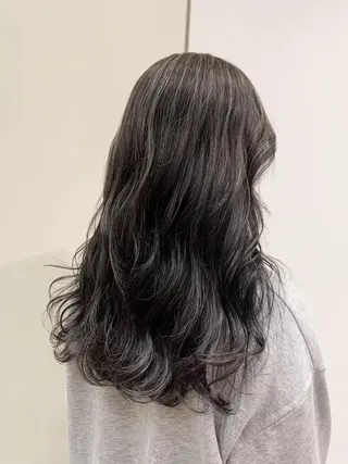 カラー ロング H. Shimodeのヘアスタイル