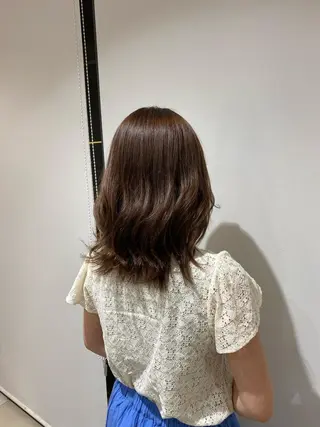 ミディアム カラー i.+OMOTESANDO所属・mei / 艶カラー ミディアム レイヤーのヘアスタイル