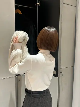 ショート yoko/レイヤー /小顔ボブ／艶カラーのヘアスタイル