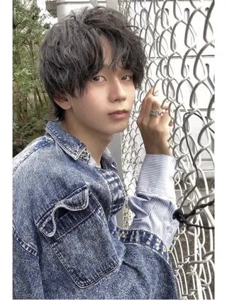 パーマ メンズ 超透明感カラー🦋韓 国羽エクステ🪽🫧のヘアスタイル