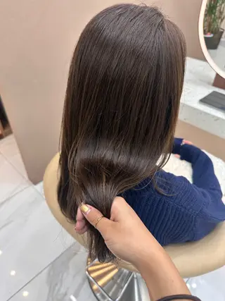 ミディアム オリーブカラー 長谷川のヘアスタイル