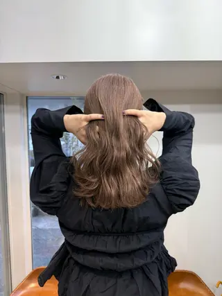 セミロング カラー ミルクティー× グレージュMOMOのヘアスタイル