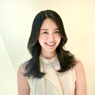 セミロング パーマ 韓国風/小顔レイヤー /艶カラーのヘアスタイル