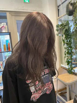 ロング カラー ミルクティー× グレージュMOMOのヘアスタイル