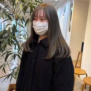 ロング カラー mina / 透明感ベージュカラーのヘアスタイル