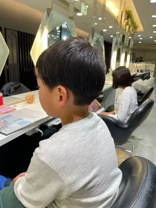 メンズ 超透明感カラー🦋韓 国羽エクステ🪽🫧のヘアスタイル