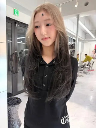 ロング カラー TATSUブリーチ/ ミルクティーベージュのヘアスタイル