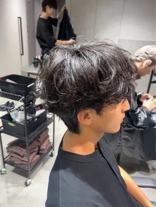 ショート カラー パーマ メンズ 【シャドウパーマ センターパート】義心のヘアスタイル