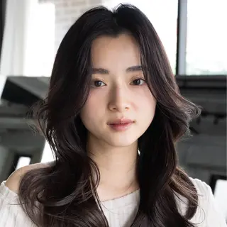 ロング まとまるレイヤー カット/透明感カラーのヘアスタイル