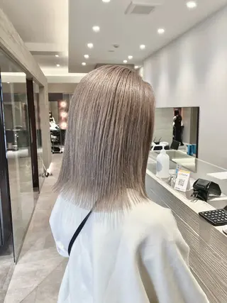 ミディアム カラー サキ🤍ハイトーン 🩰くびれ巻きヘアのヘアスタイル