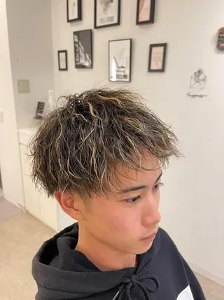 カラー パーマ メンズ CARE SHINSAIBASHI所属・縮毛・酸性ストレート 特化のヘアスタイル