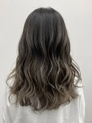 カラー セミロング 公式 Ease by amble luxeのヘアスタイル