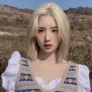 セミロング カラー モテ髪💕ハイトーン ベージュ yuriaのヘアスタイル