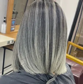 セミロング apollo 横浜所属・横浜🦋ハイトーン 🫐シャドウルーツのヘアスタイル