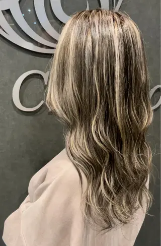 ロング ハイトーン ／ レイヤー/吉田陸斗のヘアスタイル