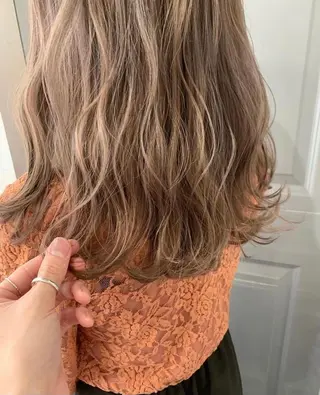 ロング カラー ヘアアレンジ ツガミ リナのヘアスタイル