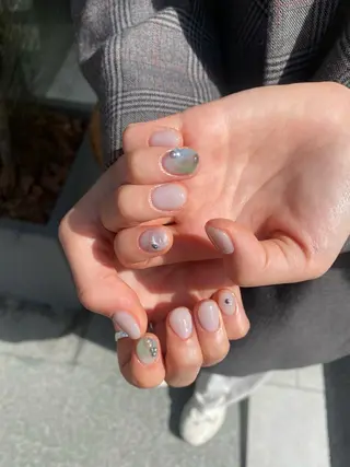 ネイル 透け感ベージュ ／ミハルのヘアスタイル