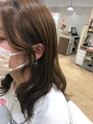 セミロング カラー 阿部 美咲のヘアスタイル