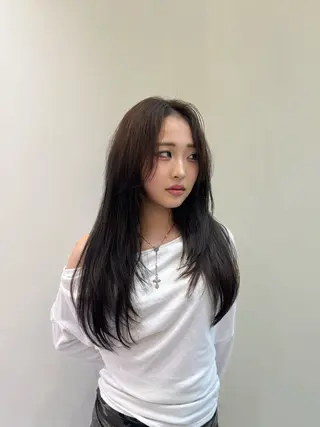 ロング 透明感カラー/顔周り カット/レイヤーにかのヘアスタイル