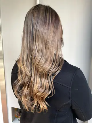 セミロング ブリーチ毛矯正.髪質 改善.髪にドラマをのヘアスタイル