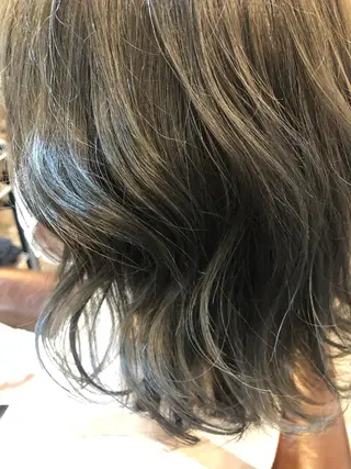 ミディアム カラー 出雲 莉奈のヘアスタイル