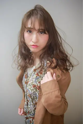 ロング カラー 伊藤 裕貴のヘアスタイル