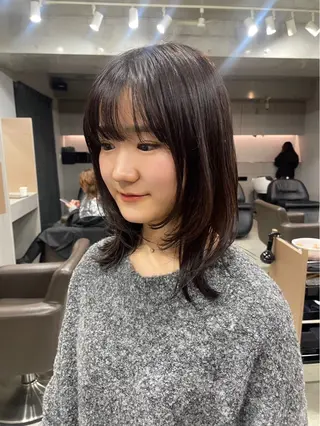 セミロング カラー 曲がる縮毛矯正 センターパートのヘアスタイル