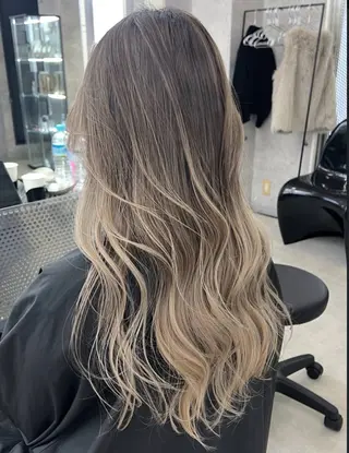 セミロング カラー iki omotesando所属・KIRYU SARAのヘアスタイル