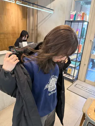 ミディアム カラー ミルクティー× グレージュMOMOのヘアスタイル