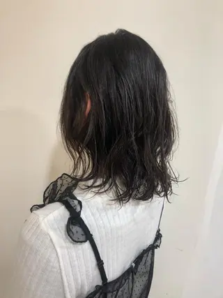 ミディアム パーマ MIOベージュカラー 柔らかいカラーのヘアスタイル