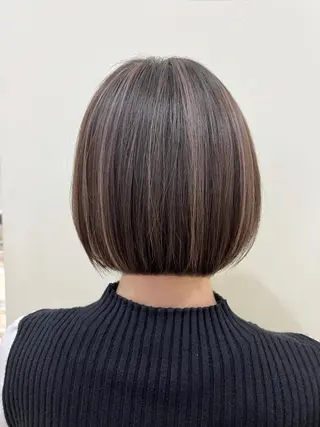 ショート カラー ぱつっとボブ/ 小野あかねのヘアスタイル