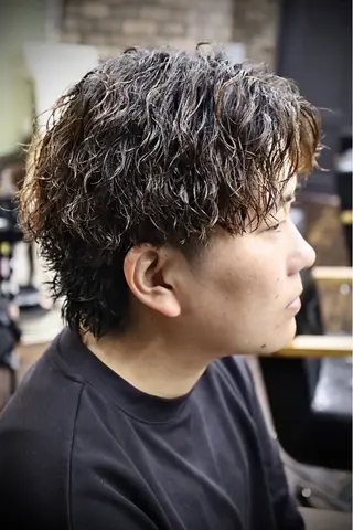 ミディアム パーマ メンズ 三谷 仁のヘアスタイル